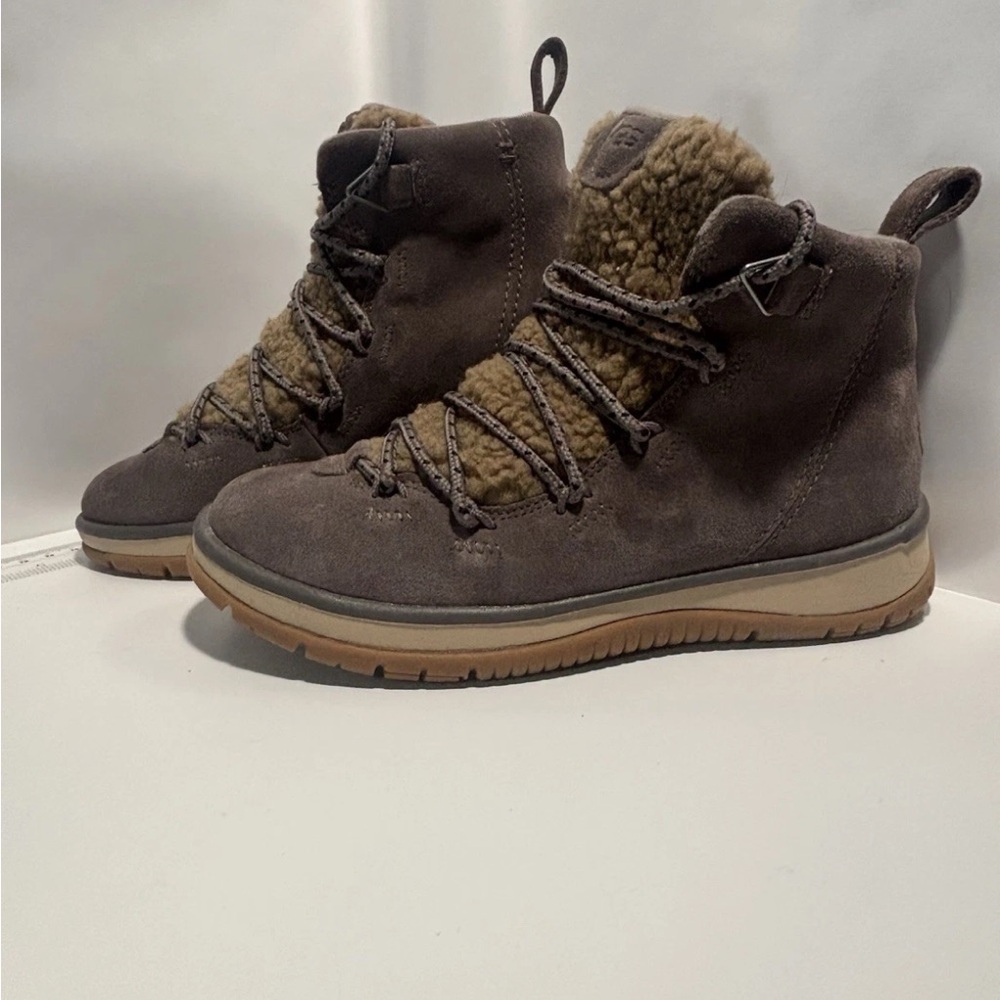 UGG Women's US Size 6 Lakesider Heritage Grey